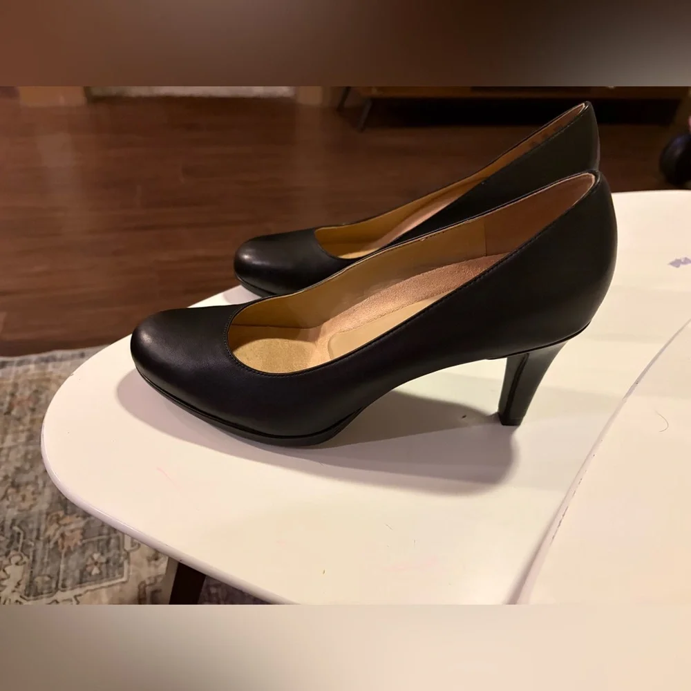 Naturalizer Michelle black leather pumps.